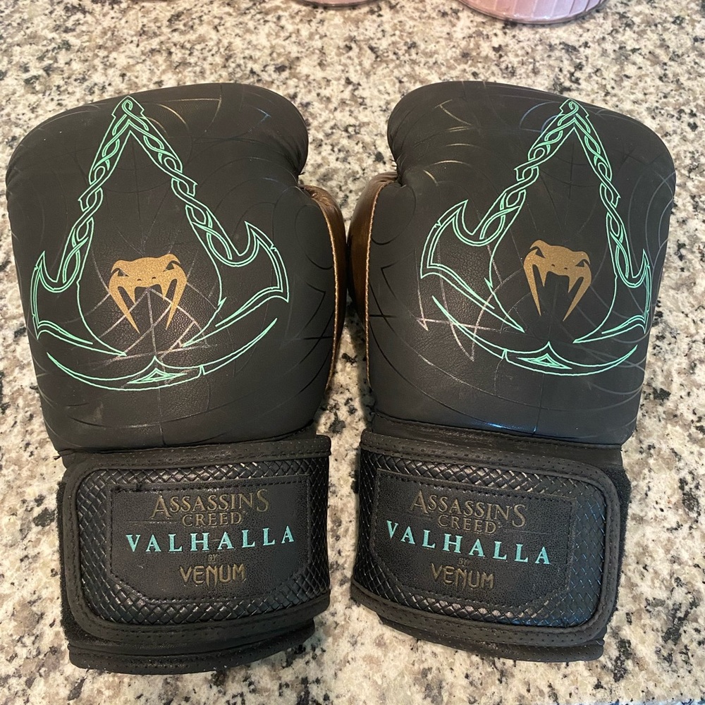 Venum : Valhalla Assassins Creed gloves LIMITED EDITION
